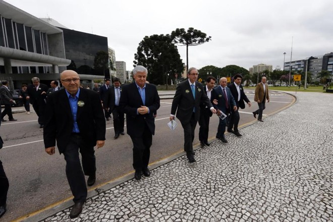 Eduardo Cunha acompanhado de políticos paranaenses sai da Assembleia Legislativa em direção ao Palácio Iguaçu |