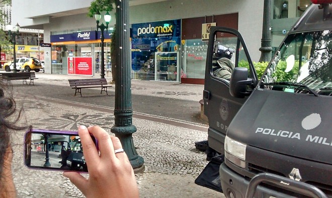 Um dos integrantes do Esquadrão Anti-Bombas manuseia equipamento utilizado para verificar o conteúdo da sacola |