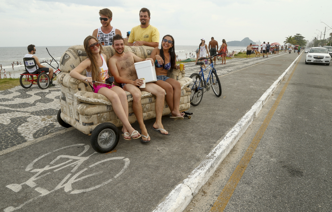 Os irmãos Jackson e Jhonny Scalise, de São José dos Pinhais, com banhistas que gostaram da invenção | Hugo Harada / Agência de Notícias Gazeta do Povo