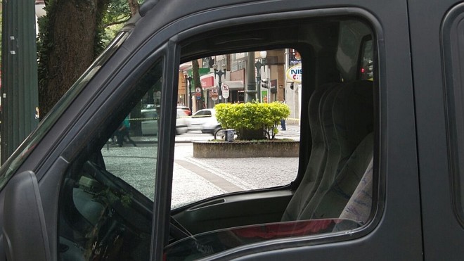 Pacote suspeito fez o esquadrão anti-bombas isolar uma quadra da Rua Comendador Araújo, no Centro de Curitiba nesta quarta |