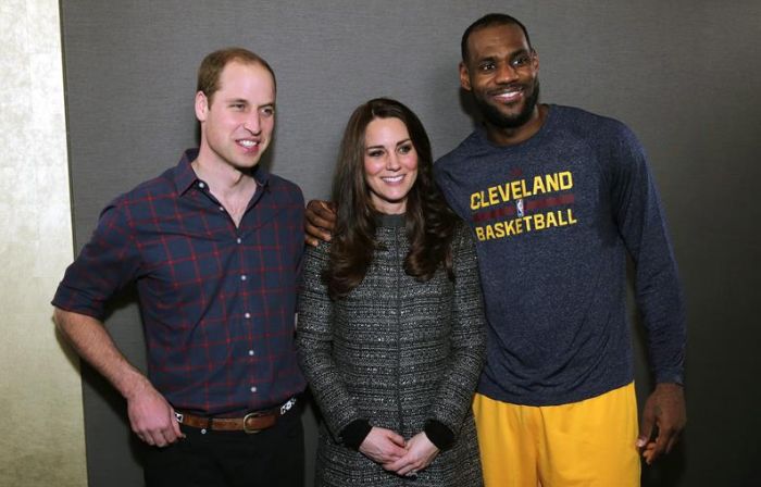 Príncipe William, Kate Middleton e LeBron James posaram para foto antes da vitória do Cleveland Cavaliers sobre o Brooklyn Nets | EFE