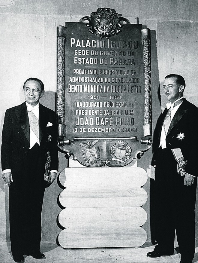 A placa inaugural foi descerrada à zero hora do dia 19 de dezembro de 1954, pelo coronel Euclides do Vale (Chefe da Casa Militar) e pelo presidente da Comissão do Centenário do Paraná, professor Newton Isaac Carneiro | 