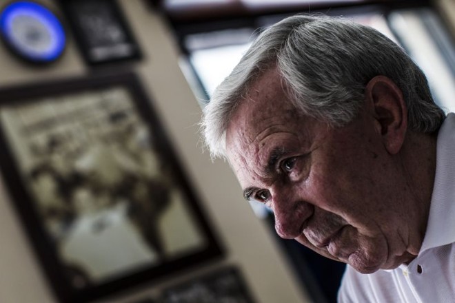 Dino numa das mesas do Stuart: crônicas sobre a vida da cidade | 