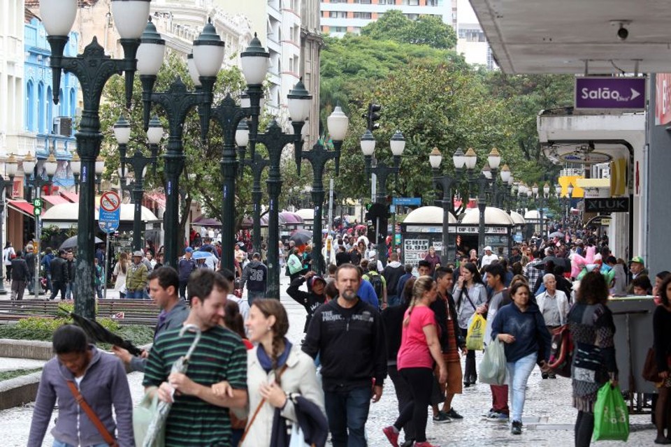 A XV de Novembro, no Centro de Curitiba, esteve bem movimentada ao longo do dia | Átila Alberti / Tribuna do Paraná