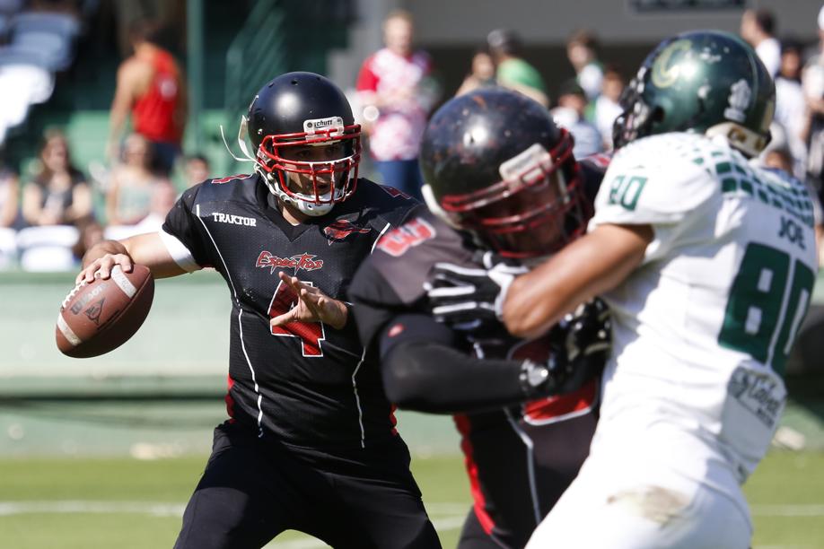 Camisa 80 (à dir) atuou no sacrifício no Brasil Bowl | Henry Milléo / Gazeta do Povo
