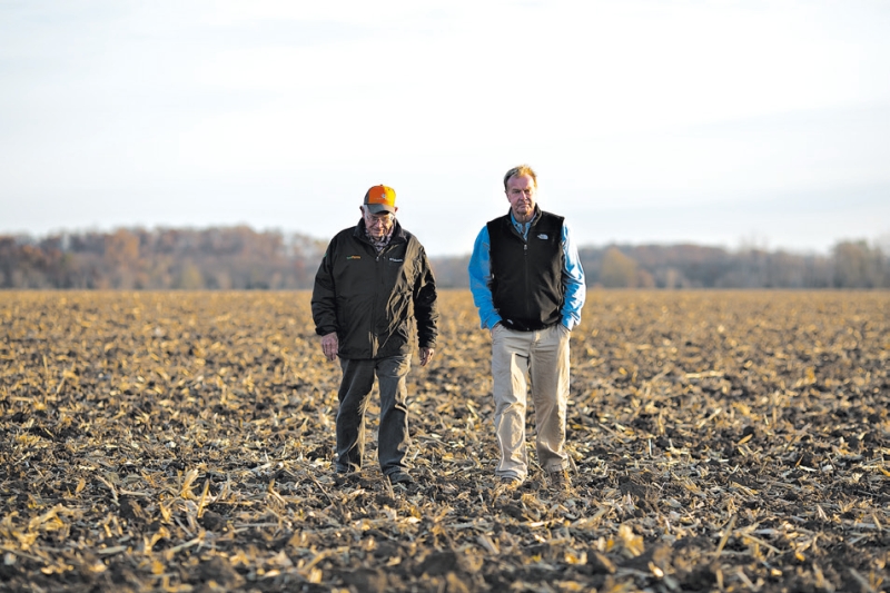 Kip Tom (à dir.) e seu pai, Everett; a fazenda da família aumentou de 280 para 8.100 hectares | Michael Kirby Smith/The New York Times