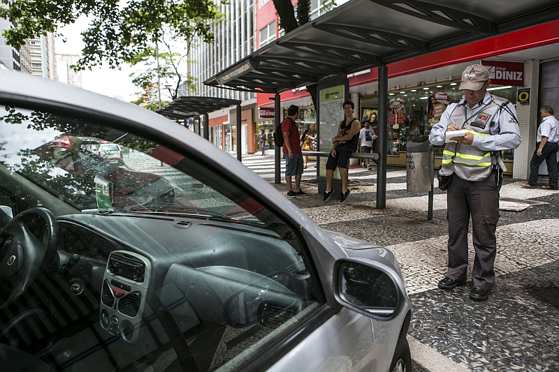 Veículos só foram retirados dos pontos de ônibus após aplicação de multas por agentes da Setran | Brunno Covello / Agência de Notícias Gazeta do Povo