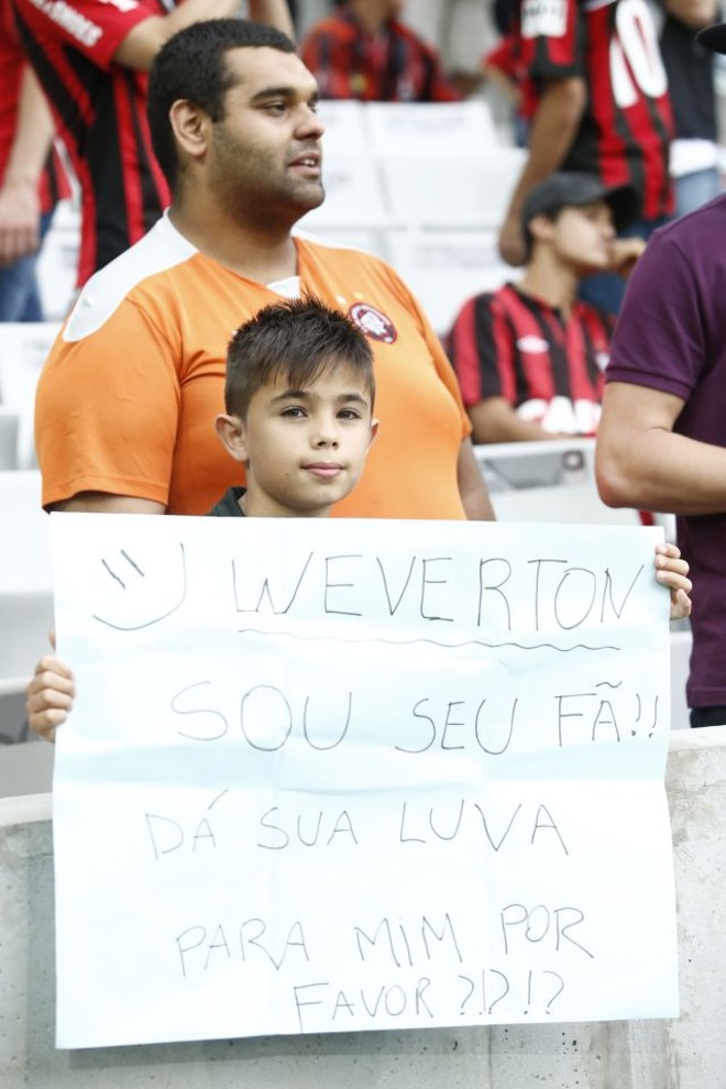 O pequeno torcedor pede as luvas de Wéverton: será que levou? | 