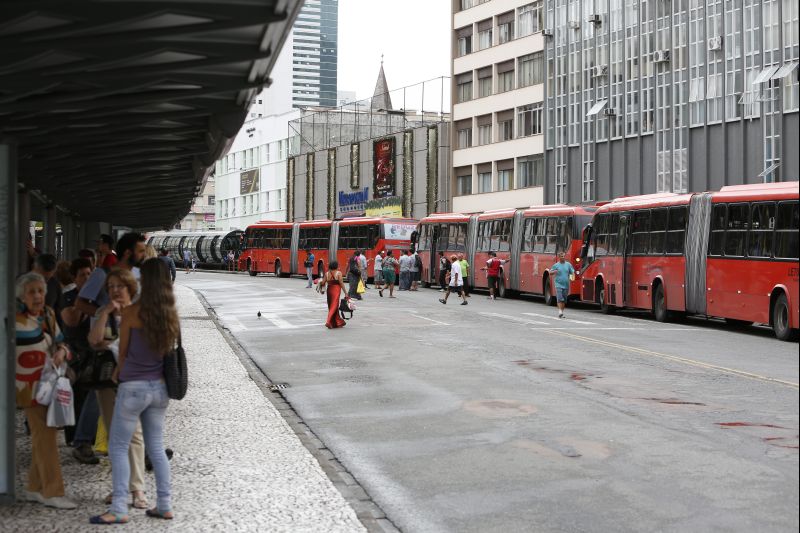 Com o acesso à Praça Rui Barbosa fechado, passageiros formaram longas filas para esperar o fim da greve | Luis Henrique Sciamanna/Gazeta do Povo