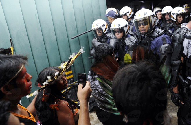 Os índios protestam contra propostas que estão em discussão no Congresso sobre demarcação de terras indígenas |