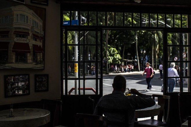 Cliente na contraluz do Stuart: endereço onde Leminski fazia versos tem aura | 