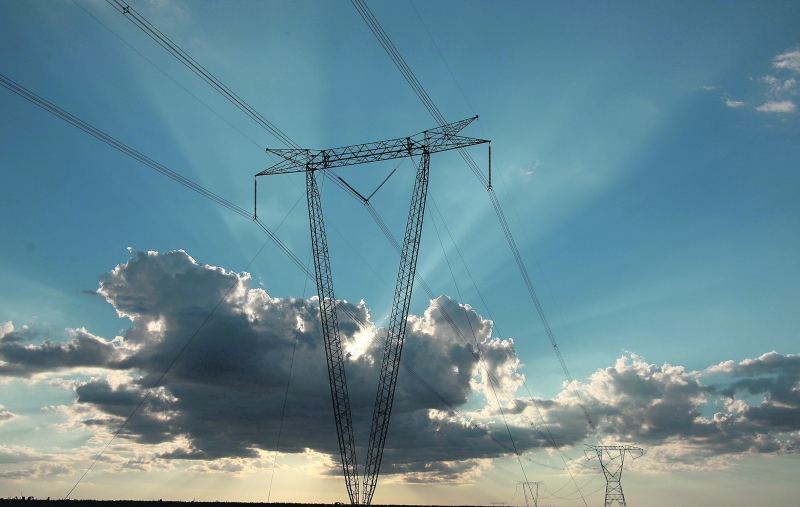 Previsto para vigor há um ano, o sistema de bandeiras tarifárias poderia ter ajudado a amenizar o rombo causado pela compra de energia cara das usinas térmicas | Daniel Castellano/Gazeta do Povo