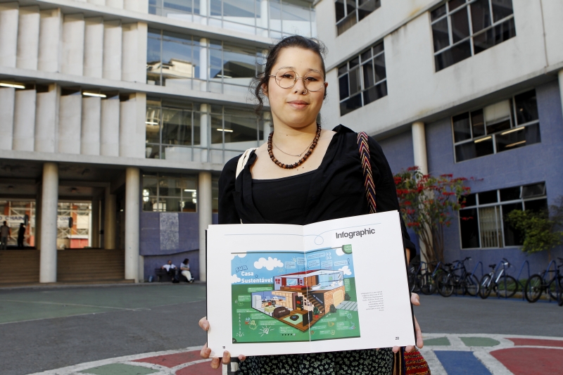 Camila Yumi exibe o portfólio em inglês, resultado do período que passou como estudante universitária nos Estados Unidos | Antônio More/Gazeta do Povo