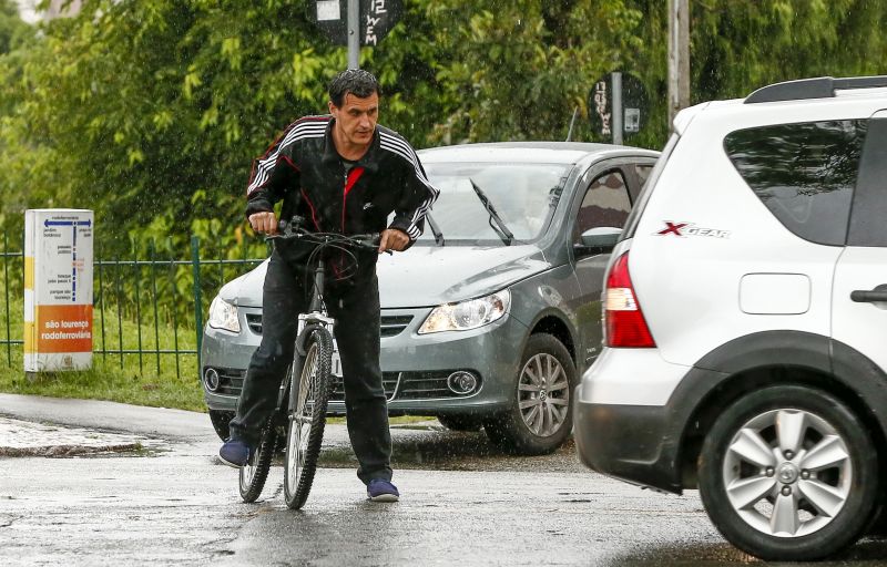 Nas ciclovias da capital, falta de sinalização em cruzamentos com vias de tráfego dificulta negociação entre diferentes veículos e põe ciclistas em risco | Hugo Harada/Gazeta do Povo