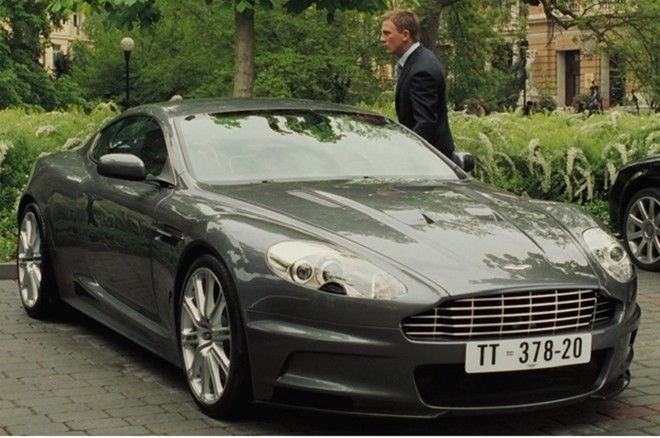 Aston Martin DBS- A nova versão do DBS, que chega ao mercado em 2007, é destaque um ano antes no filme Casino Royale, que marca a estreia de Daniel Craig no papel de Bond. Depois o veículo rodou em Quantum of Solace (2008) e Operação Skyfall (2012). Atualmente, é o carro mais potente já usado pelo espião. Com forte inspiração no DB9, o modelo substituiu o Vanquish S como o carro-chefe da marca. O motor V12 6.0 produz 510 cv e 57 kgfm de torque, números capazes de levar o DBS a impressionantes 307 km/h. No filme, o modelo trazia no painel do lado do passageiro um kit médico completo, com desfibrilador e outros equipamentos de salvamento |