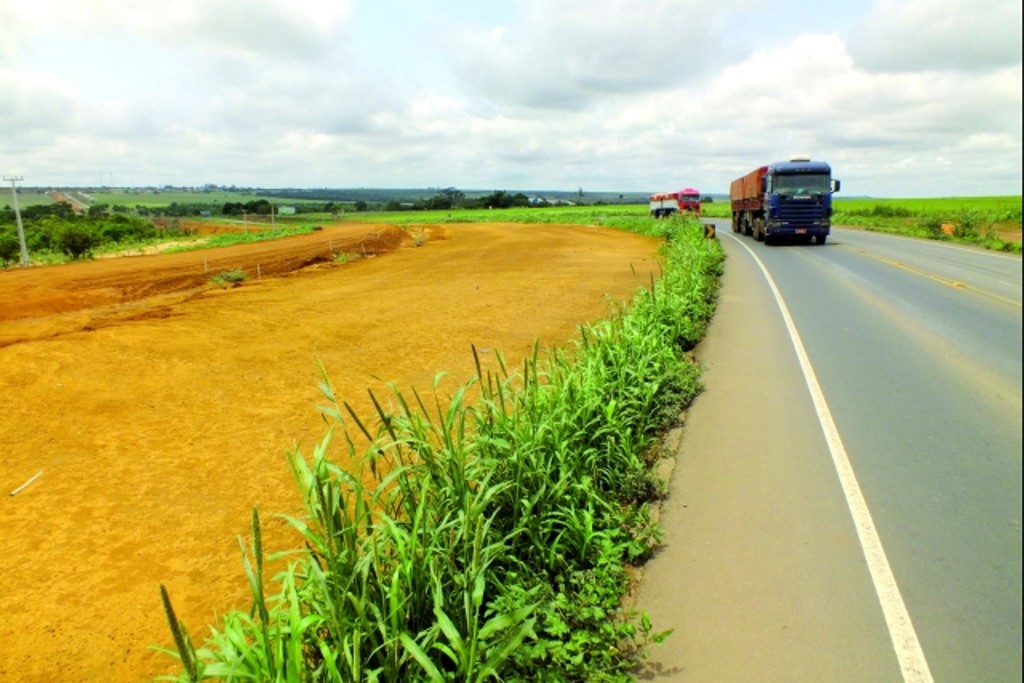 Caminhão percorre a BR-163 em Mato Grosso. Rodovia atravessa a região que mais produz soja no Brasil