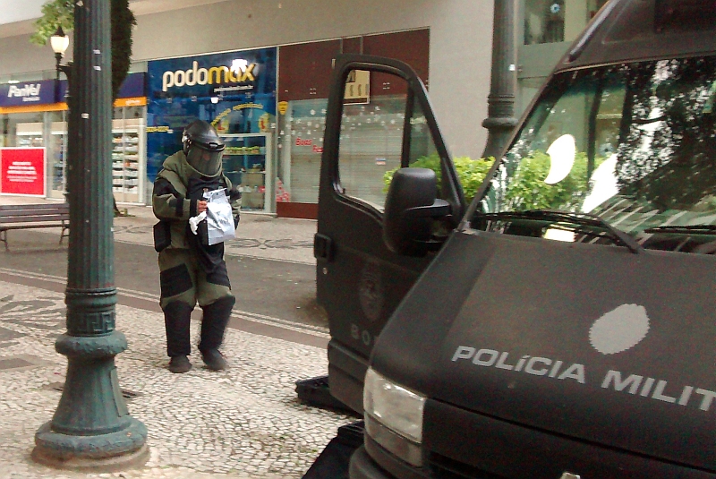 Depois de fazer verificações, policiais perceberam que se tratava de alarme falso e pacote foi recolhido manualmente | Antonio Senkovski / Gazeta do Povo