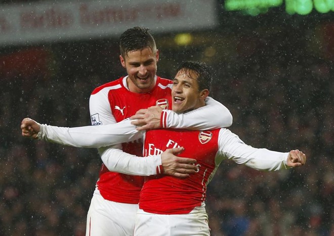 Alexis Sanchez comemora o gol ao lado de Giroud que depois seria expulso | Reuters