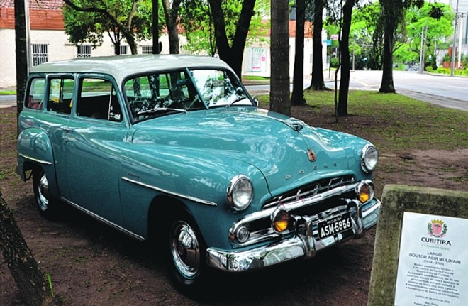 Novembro - Dodge Kingsway 1951: O modelo, precursor das peruas no Brasil, pertence a Sérgio Schwansee Mulinari, 45 anos, e foi uma das unidades da frota da multinacional Esso. O avô dele, Santo Mulinari, trabalhava na empresa de combustíveis, que cedia o veículo em comodato aos funcionários. O Kingsway está na família Mulinari desde zero km. Possui um propulsor com 6 cilindros e que rende 120 cv |