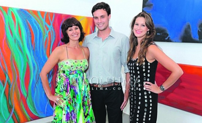 Com prestigiado coquetel, a pintora Janete Mehl inaugurou seu novo Estúdio-Galeria. Na foto, forma belo trio com Luiz Afonso e Larissa Mehl, seus filhos |