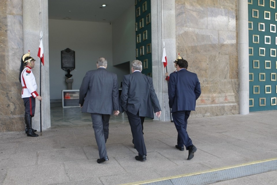 Deputados chegam ao Palácio Iguaçu para a reunião na qual o governador Beto Richa anunciou o "tarifaço" | Aniele Nascimento / Gazeta do Povo