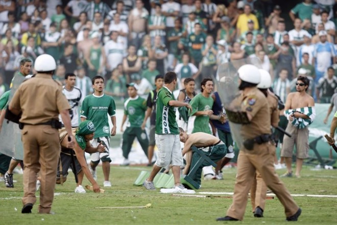 Tudo foi usado como arma contra a polícia. |
