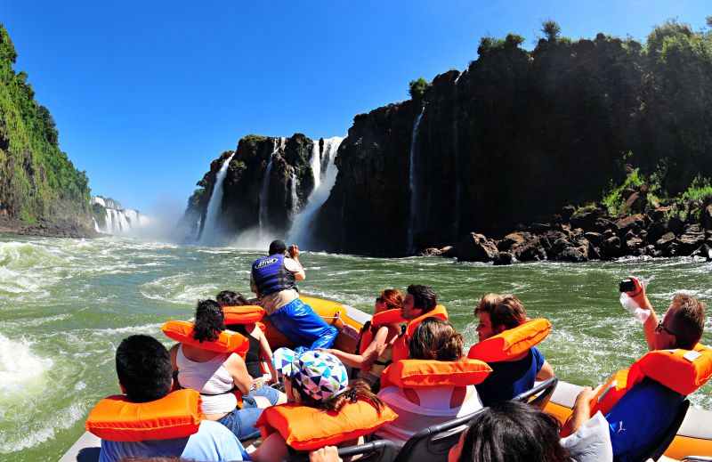 No Parque Nacional do Iguaçu, o passeio de botes no Macuco Safári tem direito a idas emocionantes até as quedas d´água da localidade | Macos Labanca/Gazeta do Povo