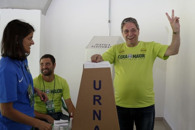 Presidente eleito do Coritiba, Rogério Portugal Bacellar, vota no Couto Pereira |