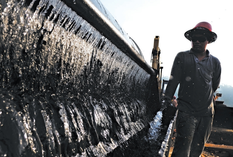 Setores de mineração na Malásia, no Brasil e na Austrália estão sentindo os efeitos da desaceleração do crescimento chinês. Para cortar custos, trabalhadores não sindicalizados rabalham em mina de ferro controlada por chineses na Malásia | Fotografia de Rahman Roslan para The New York Times