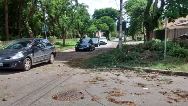 Rua Nicarágua, logo depois de funcionários da prefeitura de Curitiba desbloquearem o trecho. |
