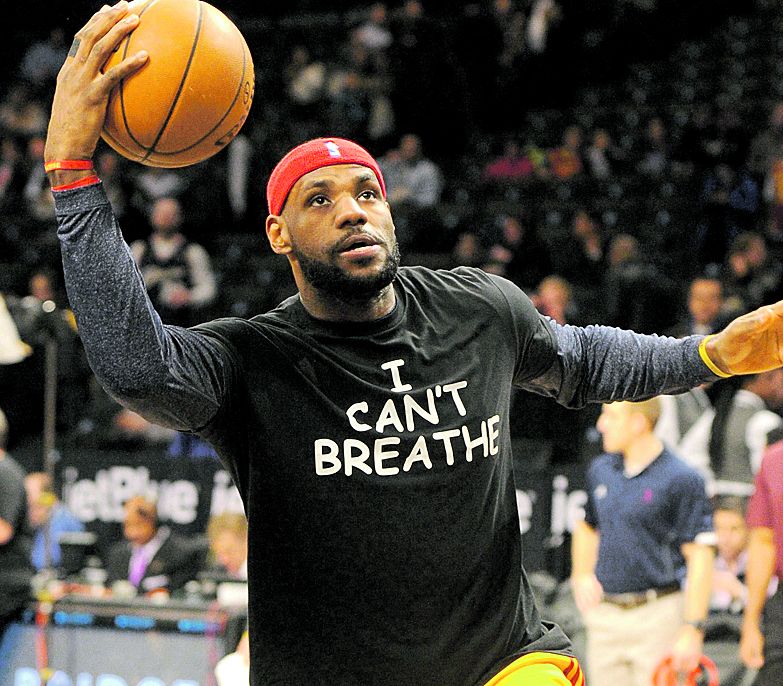 O astro LeBron James vestiu camiseta em tributo a Eric Garner | USA Today Sports