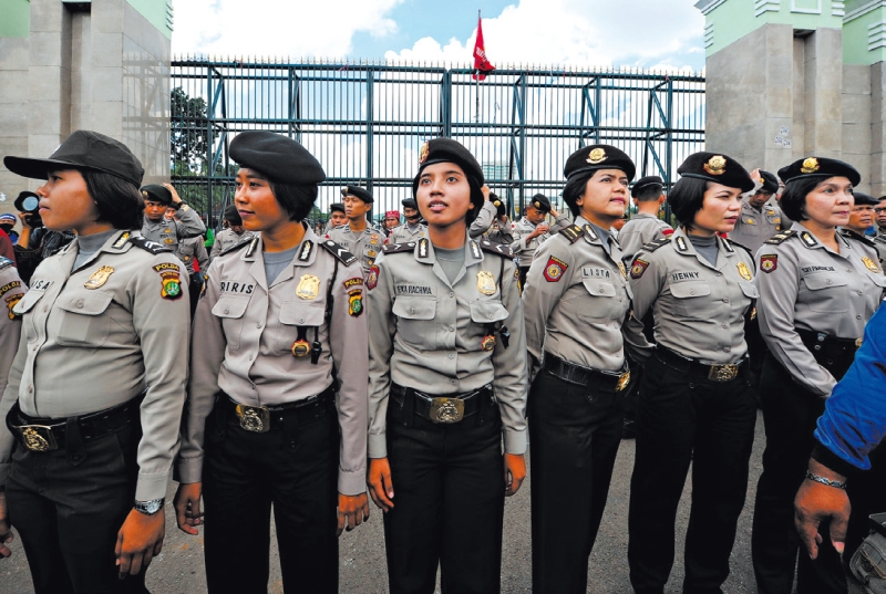 Uma policial da Indonésia disse que testes de virgindade nas recrutas não cumprem o objetivo de avaliar a moral | Adek Berry/agence france-pressegetty images