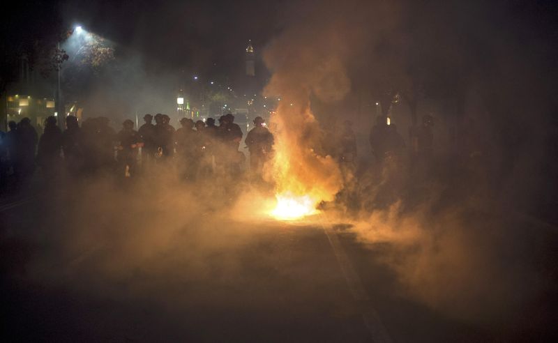 Policiais tentam conter manifestantes durante protesto em Berkeley | Noah Berger/Reuters