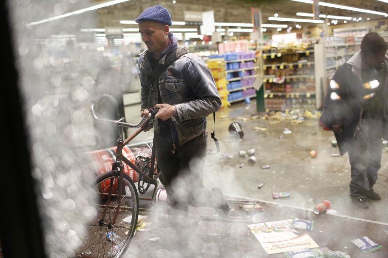 Supermercado saqueado em Berkeley durante protestos na noite de terça-feira | Stephen Lam/Reuters