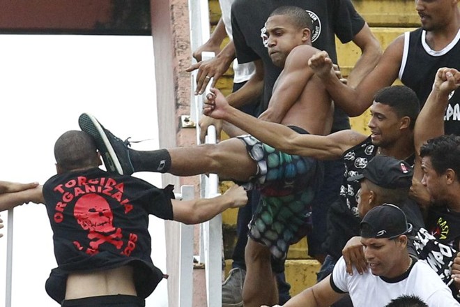 O confronto entre atleticanos e vascaínos deixou o jogo parado por mais de uma hora. |