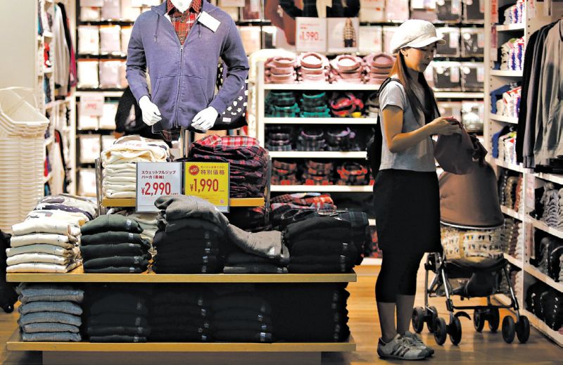 Impostos sobre as vendas desestimularam os consumidores e são apontados como uma das causas da recessão no Japão | Yuya Shino/Reuters