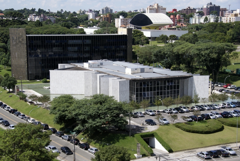 Vista do prédio do TC e do anexo (ao fundo): vários dos 132 servidores beneficiados com as promoções irregulares são parentes de conselheiros do tribunal | Marco André Lima/Gazeta do Povo/Arquivo