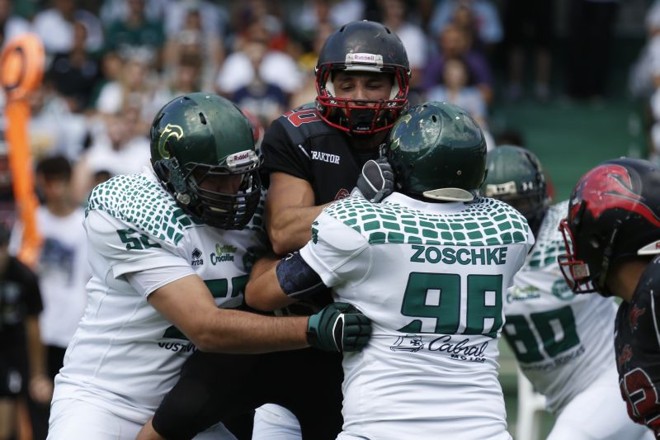 Defensores Vitor Brasil e Zoschke, do Crocodiles, tentam barrar ataque do Espectros |