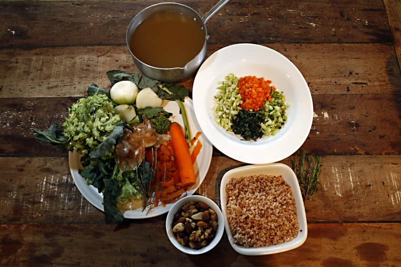 Cascas de cebola e cenoura e talos de brócolis rendem um caldo e um arroz elaborado, complementado com ervas, nozes e amendôas | Albari Rosa/Gazeta do Povo