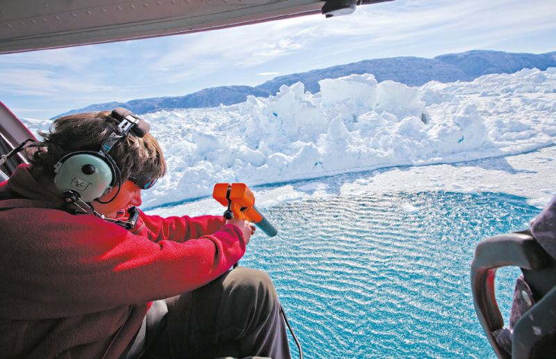 As geleiras da Groenlândia têm liberado icebergs no oceano em ritmo acelerado. Pesquisador do fiorde Sermilik | Tony Cenicola/The New York Times