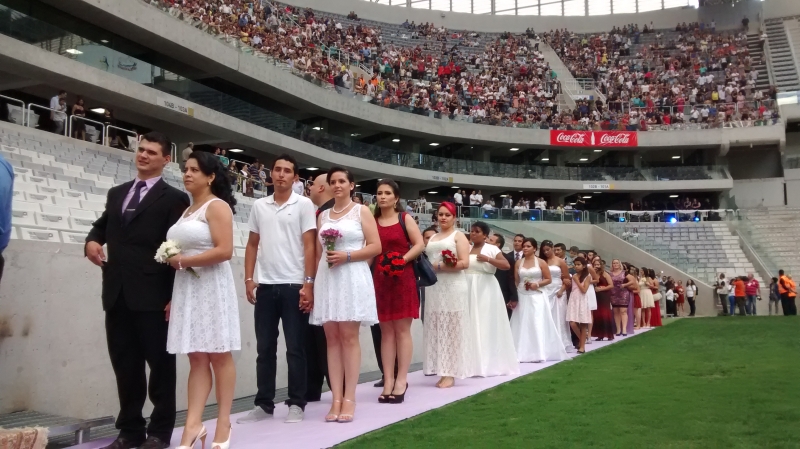 Casais fizeram fila na Arena para oficializar a união, com direito a véu, grinalda, buquê e torcida | Antonio More/Gazeta do Povo