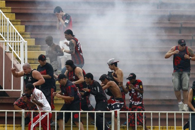 A chegada da polícia, que não havia sido convocada para o jogo. interrompeu o confronto. |