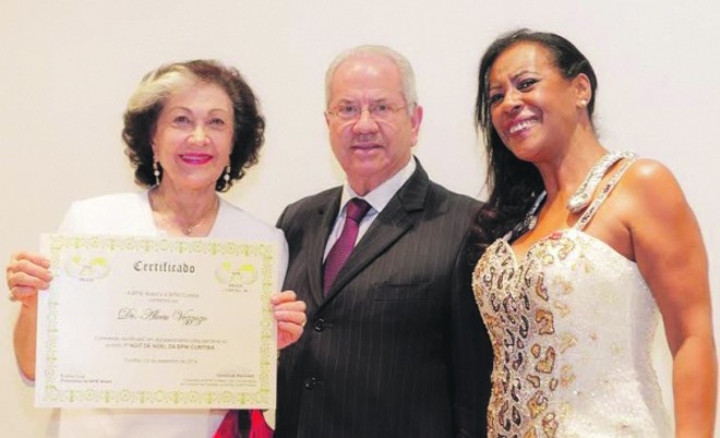 Laila Vezozzo foi uma das homenageadas do evento Nuit de Noel da BPW Curitiba, realizado no Hotel Bourbon. Na foto, a homenageada com a láurea, o ex-ministro Luiz Carlos Borges da Silveira e Conceição Barindelli, presidente da instituição que reúne mulheres de negócios de Curitiba |