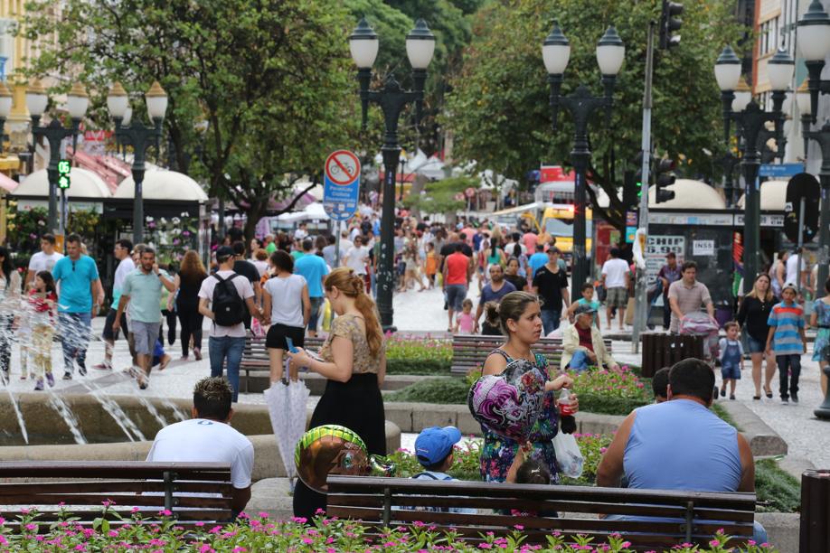 Muita gente nas ruas em Curitiba no domingo antes do Natal, mas comerciantes reclamam de vendas fracas | Ivonaldo Alexandre / Gazeta do Povo