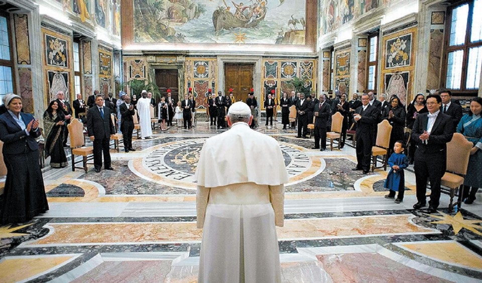 O Papa Francisco, que ajudou a mediar o acordo entre os EUA e Cuba, recebendo novos embaixadores | Osservatore Romano