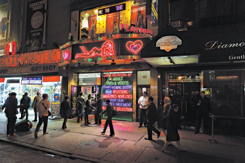 O Playpen é um dos últimos estabelecimentos da cidade a ainda oferecer shows eróticos em cabines. Já virou piada, diz a dançarina
Na era da pornografia on-line, moedas na máquina e janelas deslizantes | Richard Perry/The New York Times