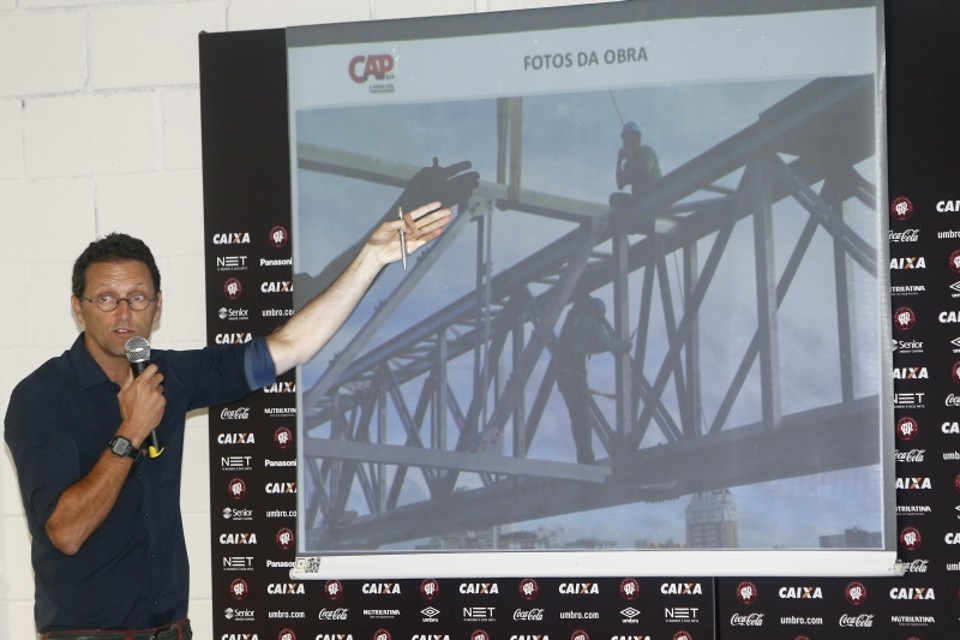 Atlético encara Lanik e banca teto em março Luiz Volpato garante que a Arena terá teto retrátil em março | Albari Rosa/Gazeta do Povo