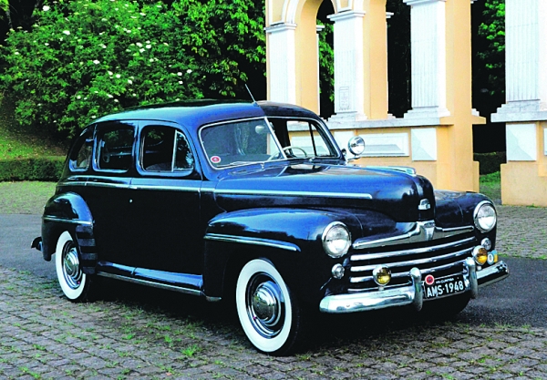 Janeiro - Ford Super DeLuxe 1948: O carro de Aramis de Macedo Secundino, 70 anos, era comum em sua época. O espaço interior (levava seis ocupantes) e a mecânica fácil fez dele um veículo usado por taxistas e transportadoras. Não era cultuado quando Aramis o adquiriu na década de 1970. Hoje, porém, seu exemplar é valorizado, principalmente pela pintura original e por ter rodado apenas 61 mil km | Marcos Fransolin Peres