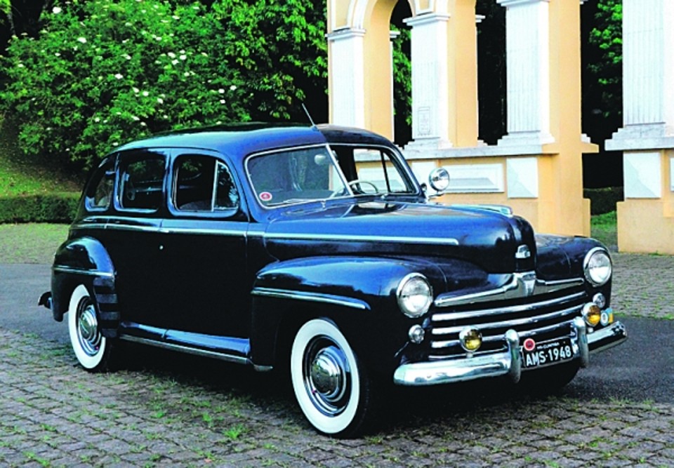 Janeiro - Ford Super DeLuxe 1948: O carro de Aramis de Macedo Secundino, 70 anos, era comum em sua época. O espaço interior (levava seis ocupantes) e a mecânica fácil fez dele um veículo usado por taxistas e transportadoras. Não era cultuado quando Aramis o adquiriu na década de 1970. Hoje, porém, seu exemplar é valorizado, principalmente pela pintura original e por ter rodado apenas 61 mil km | Marcos Fransolin Peres