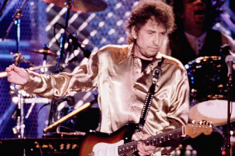 Bob Dylan em apresen-tação no Rock and Roll Hall of Fame, em 1995, na cidade de Cleveland (Ohio) | Reuters